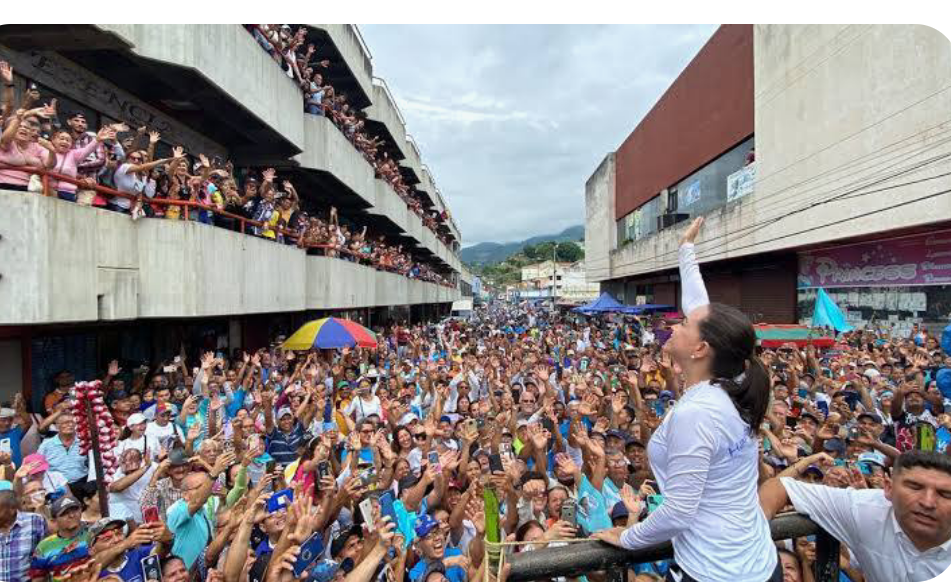 María Corina Machado lidera folga nas pesquisas na Venezuela um mês