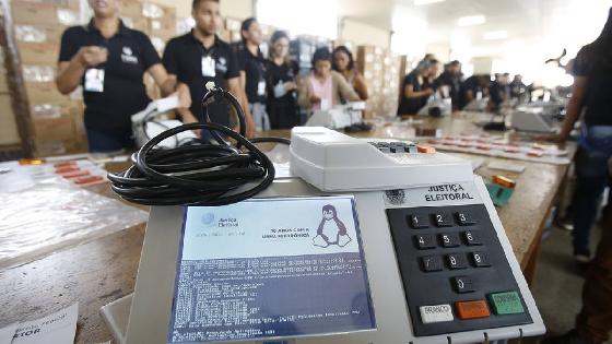 Para frear novas contestações TSE entrega 53 mil novas urnas