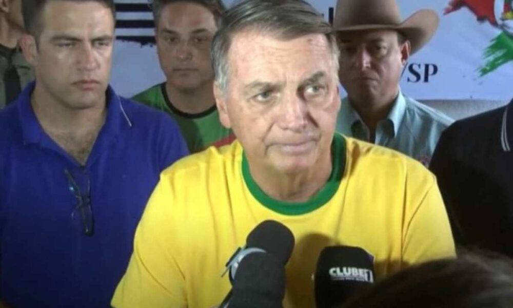 Bolsonaro se pronuncia para multidão e detona Lula não aguentamos