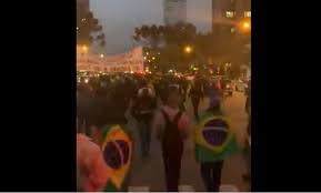 Manifestação em Curitiba em defesa da Pátria - RENOVA Mídia