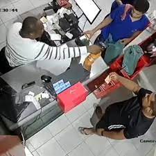 Vídeo: Dono de mercadinho reage a assalto e mata bandido a tiros em AL -  ISTOÉ Independente