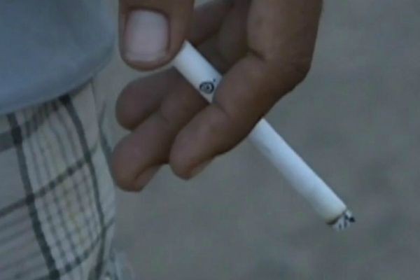 Parar de fumar antes dos 40 anos pode igualar expectativa de vida com quem nunca fumou, diz estudo