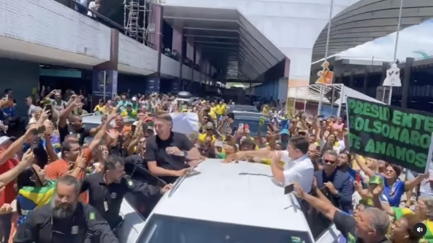 Jair Bolsonaro sendo recebido por apoiadores no aeroporto de Salvador