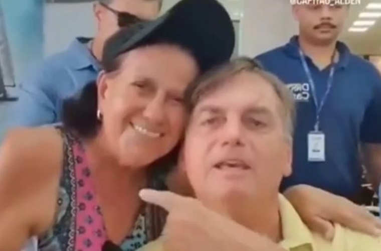 Bolsonaro Canta “Menina Moça” Para Apoiadora Na Bahia, ASSISTA - A Trombeta