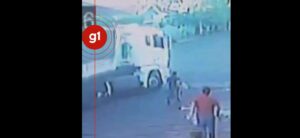VÍDEO: homem age rápido e salva criança de ser atingida por caminhão em SP; VEJA