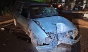 Adolescente causa apagão em bairro após pegar carro do pai e bater em poste
