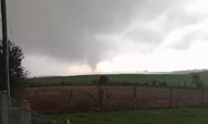 AGORA: veja imagens de tornado que atinge RS; VEJA VÍDEO