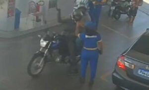 VÍDEO: câmera flagra frentista sendo agr€did4 por motorista em posto de gasolina; VEJA