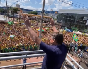 Bolsonaro é ovacionado por multidão no interior de SP; VEJA VÍDEO