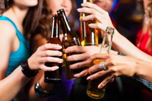 Apesar dos riscos, consumo de bebida alcoólica tem crescido na população e em especial entre mulheres; Veja análise