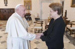 Papa Francisco recebe Dilma Roussef e conversam sobre mudanças climáticas; VEJA VÍDEO