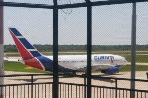 Argentina corta fornecimento de combustível para companhia aérea de Cuba