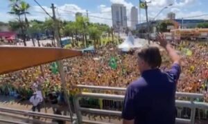 Bolsonaro é ovacionado por multidão em Ribeirão Preto (SP). Vídeo