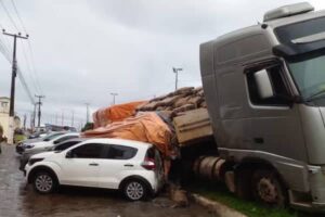 Carreta desgovernada bate em mais de 10 veículos estacionados; VEJA VÍDEO