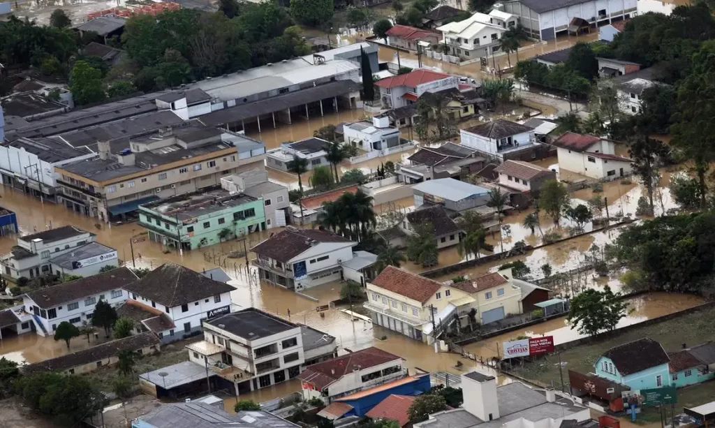 Governo Lula bloqueou recursos para prevenção de desastres em Santa Catarina, diz jornal 1