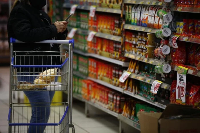 Alimentos, moradia e saúde mais caros impulsionam alta da prévia da inflação