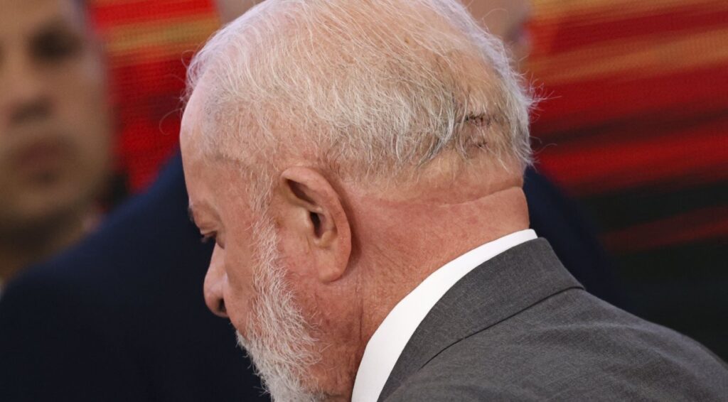Brasília (DF), Ferimento na cabeça do presidente Luiz Inácio Lula da Silva, que participa de cerimônia de assinatura do novo acordo de repactuação da reparação dos danos da tragédia de Mariana (MG).