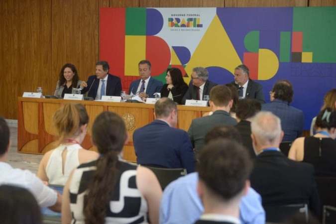 Quem ganha mais de R$ 7,5 mil terá a isenção limitada a dois salários mínimos, que atualmente é o valor determinado para a isenção. O salário mínimo atual é de R$ 2.824 -  (crédito: Ed Alves/CB/DA.Press)