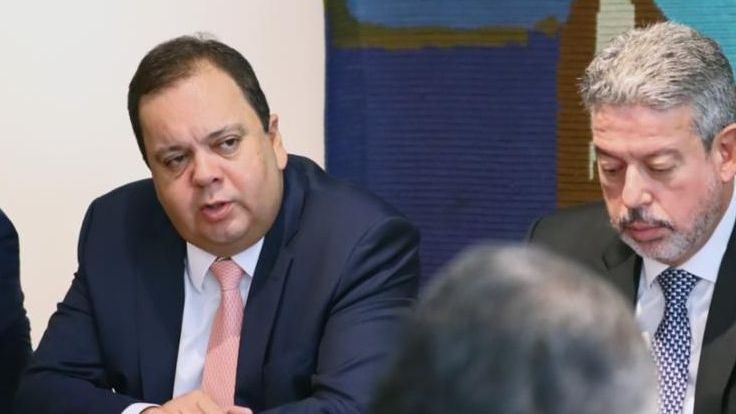 O deputado Elmar Nascimento (União-BA) e o presidente da Câmara, Arthur Lira (PP-AL)