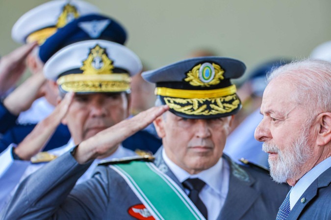 Presidente Lula e comandantes das Forças Armadas: governo ainda não detalhou medidas fiscais para o impacto de R$ 3 bilhões no Orçamento  -  (crédito: Ricardo Stuckert)
