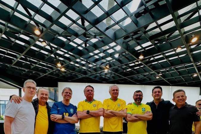Bolsonaro se reuniu com 7 governadores antes de subir ao trio -  (crédito: Reprodução)
