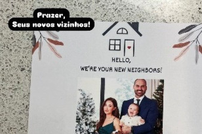 O cartão mostra uma foto da família escrito