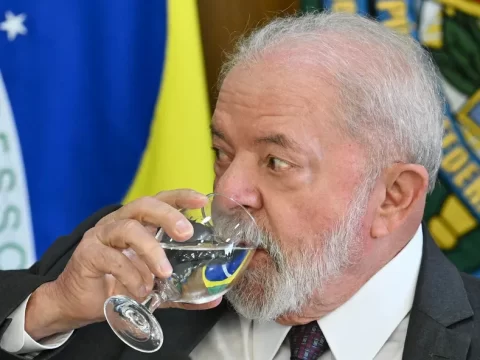102644312-brazilian-president-luiz-inacio-lula-da-silva-drinks-water-during-a-meeting-with-journalis.webp.webp