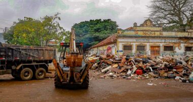 357ff001-prefeitura-atua-para-recuperar-rastro-de-destruicao-da-enchente-historica-em-porto-alegre-foto-alex-rochapmpa.jpg