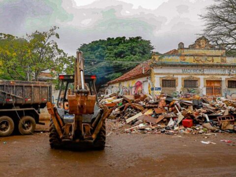 357ff001-prefeitura-atua-para-recuperar-rastro-de-destruicao-da-enchente-historica-em-porto-alegre-foto-alex-rochapmpa.jpg