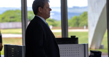Brasília (DF) 09/03/2023 O governador de São Paulo, Tarcísio de Freitas, fala com a imprensa após reunião no Palácio do Planalto