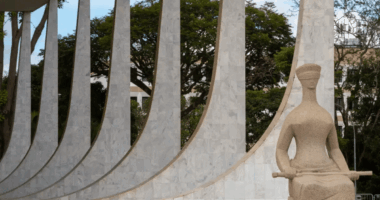 Detalhe-da-escultura-A-Justica-de-1961-localizada-em-frente-ao-predio-do-STF-em-Brasilia-Foto-Fabio-Rodrigues-Pozzebom_Agencia-Brasil_resized.png