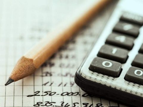 educacao-financeira-calculadora-calculo-dinheiro-divida.jpg